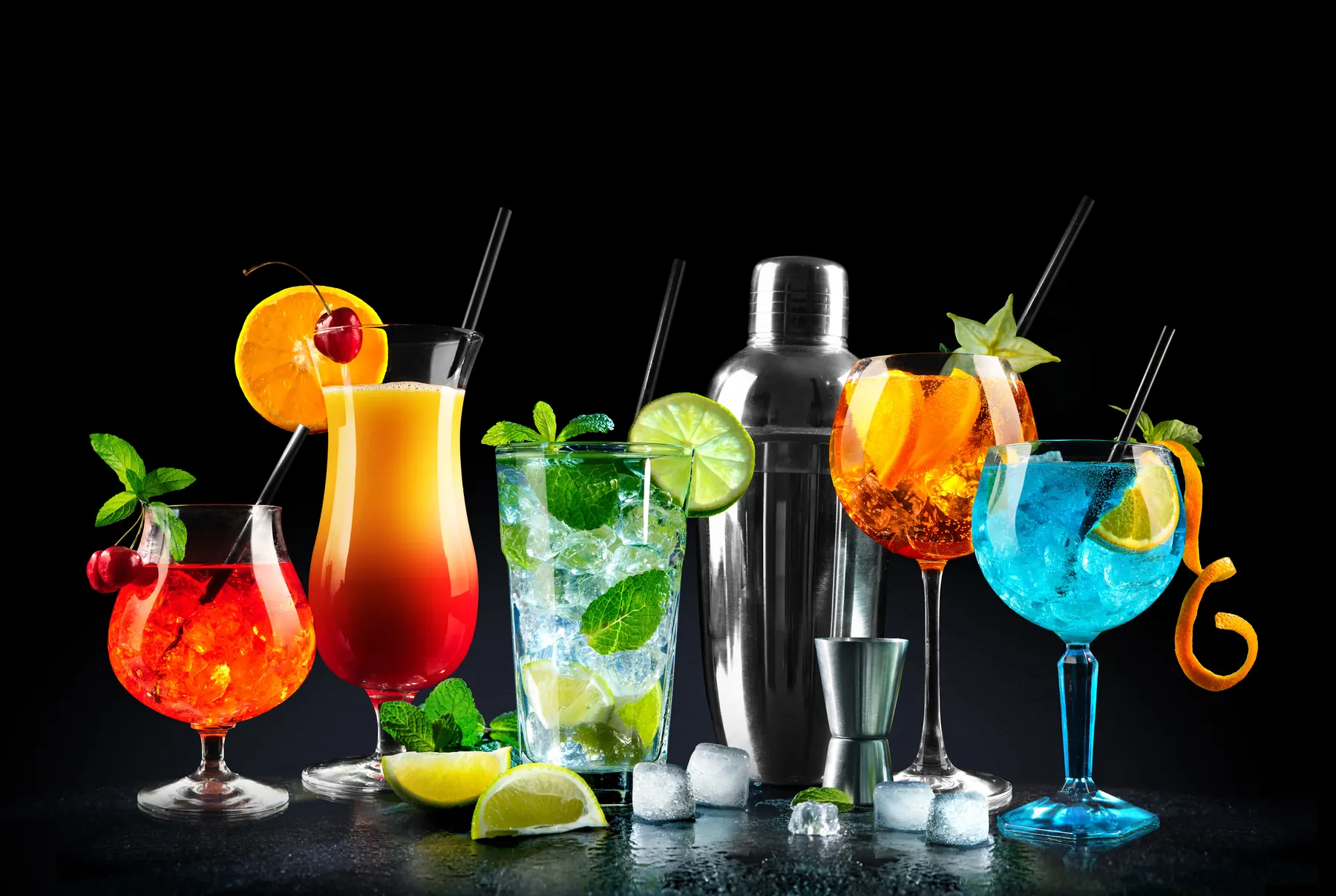 Verschiedene bunte Cocktails auf einer Bar