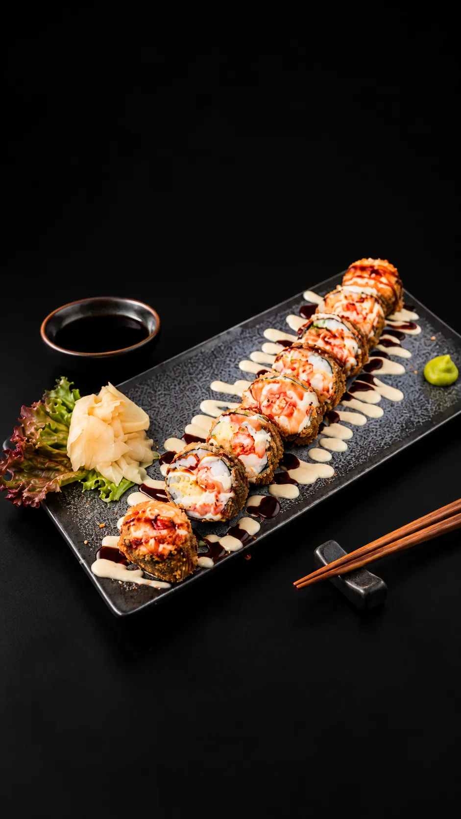 Crunchy Roll von Mon Frère auf schwarzem Teller